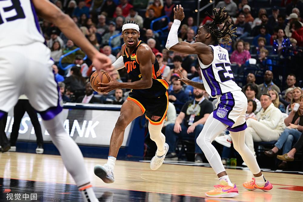 姚明父母坐公交被偶遇！个子太高一眼被认出，满头白发却很有精神.